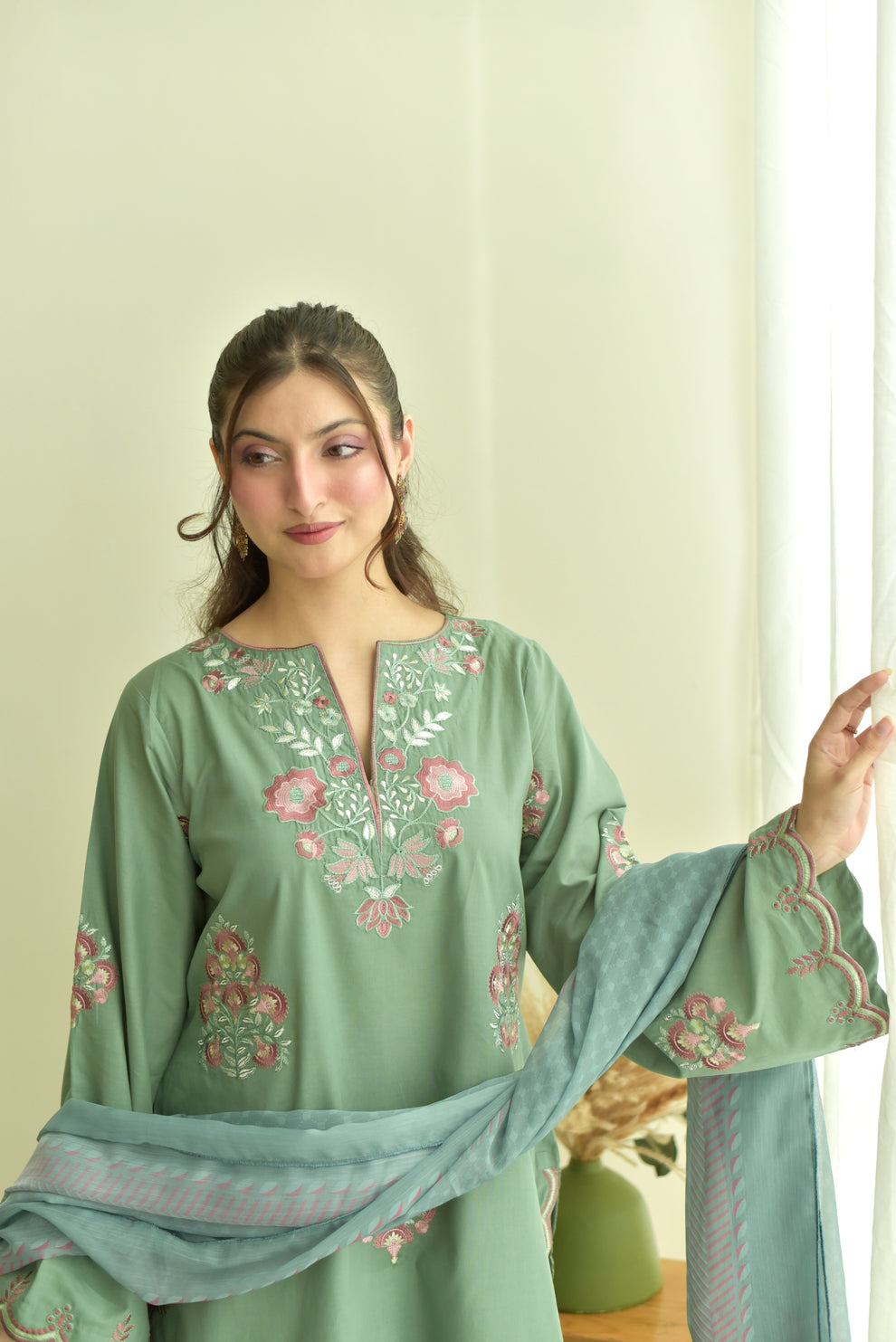 Naina 3pc Embroidered Dress(Farshi Shalwar)
